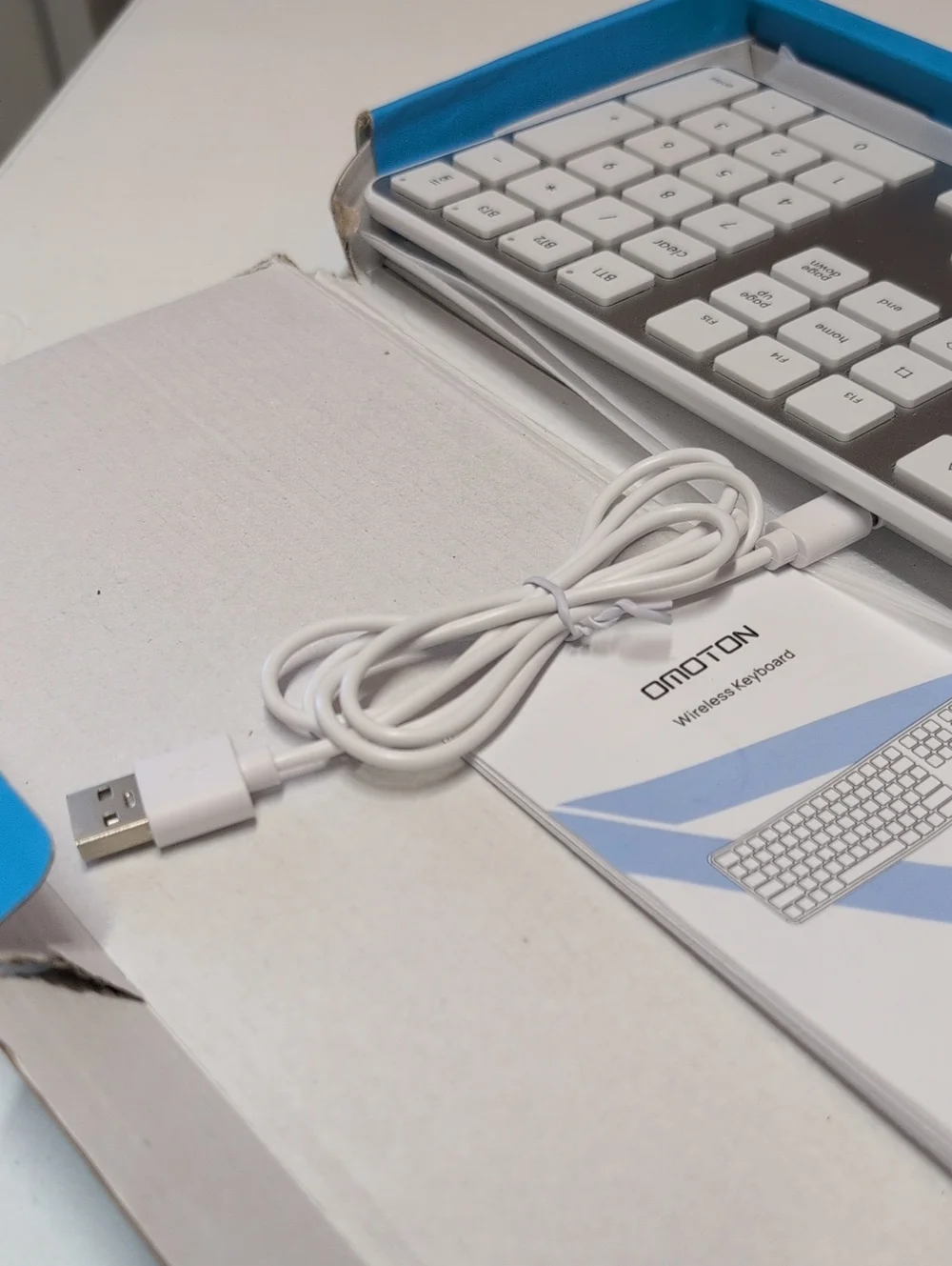 OMOTON Wireless/ Rechargeable Keyboard — White Finish     (95)